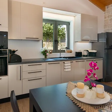 Rei 3 Bedroom With Pool Vlachopoulátika