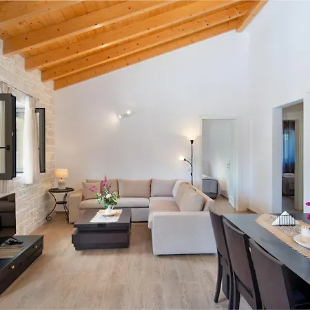 Rei 3 Bedroom With Pool Vlachopoulátika