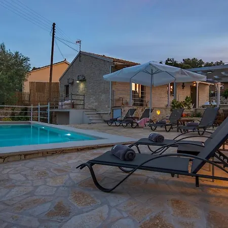 Rei 3 Bedroom With Pool * Vlachopoulátika